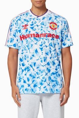 Shop Adidas Statement Blue X Manchester United Human Race Jersey T Shirt For Men Ounass Uae Manchester united är en av världens största fotbollsklubbar och deras fotbollströjor är bland de mest populära.